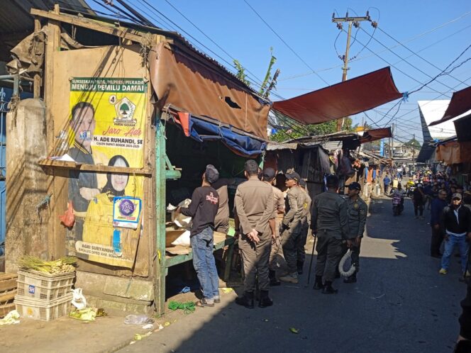 
					SATPOL PP KABUPATEN BOGOR TERTIBKAN 130 PKL DAN BANGUNAN TANPA IZIN DI PASAR CISARUA