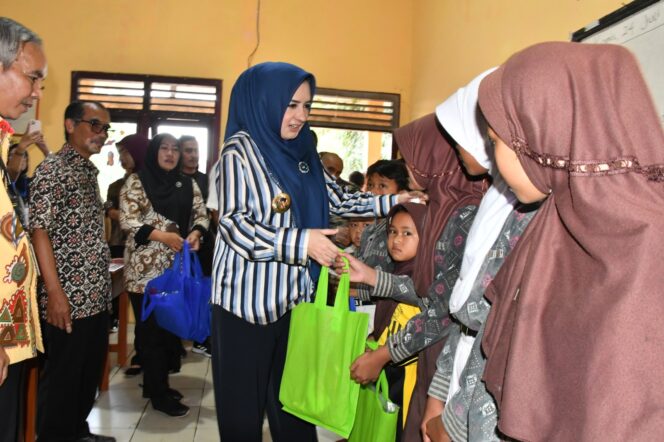 
					Temukan Siswa Sekolah Negeri Belajar di Lantai, Bupati Fadia Langsung Kirim Meja dan Kursi Baru