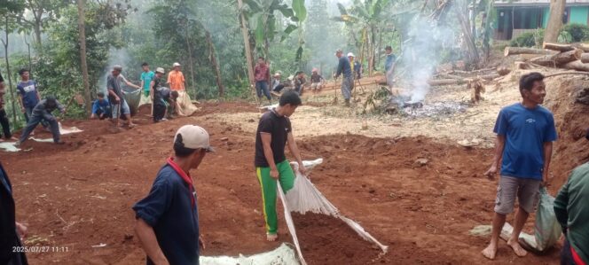 
					Semangat Gotong Royong Kp coblong Rt 003 Rw 001 Desa Sukakarya mencerminkan nilai nilai leluhur, yang menjadi ciri dari wajah asli Indonesia
