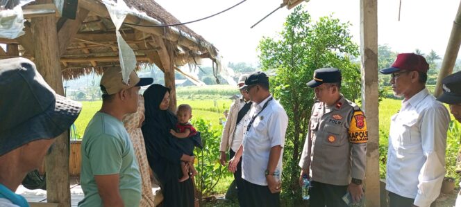 
					Camat Sukamakmur Bakri Hasan Sap.s.Ip.MA, meninjau pergeseran tahan diwilayah nanggerang Desa Pabuaran