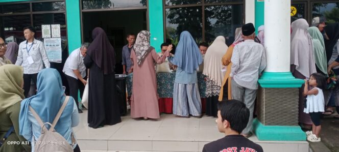 
					Penyaluran Bantuan Beras Boloq di Desa Citeko,Warga Menyabutnya Dengan Antusias