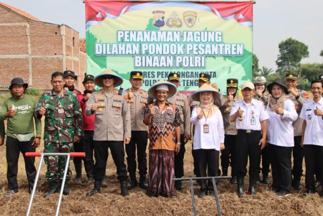 
					Kolaborasi Strategis antara Polres Pekalongan Kota dengan Ponpes Al Maliki, Dukung Program Ketahan Pangan