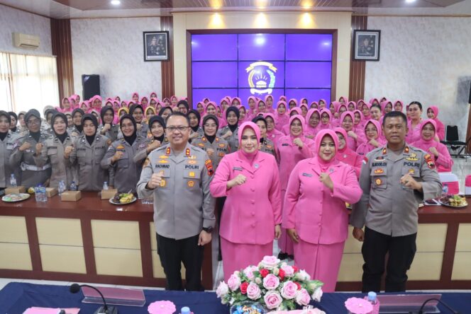 
					Kapolres Pekalongan dan Ketua Bhayangkari Tekankan Peran Strategis Bhayangkari dan Polwan