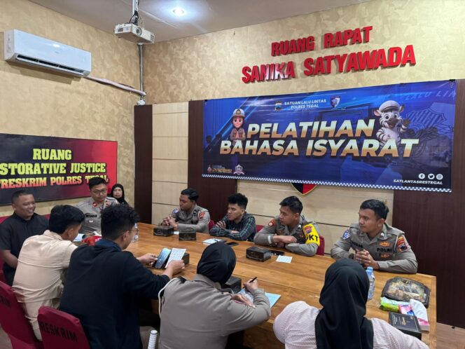 
					Wujudkan Layanan Tanpa Batas, Polres Tegal Gelar Pelatihan Bahasa Isyarat