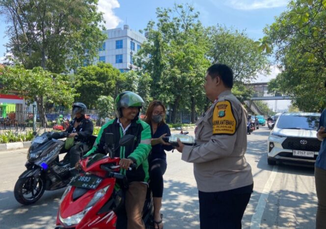 
					Polsek Metro Penjaringan Gelar Jumat Berkah, Warga Antusias Terima Makanan Gratis