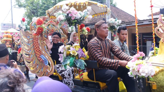 
					Kirab Budaya HUT ke 403 Kabupaten Pekalongan, Kapolres Rachmad C. Yusuf Sapa Warga