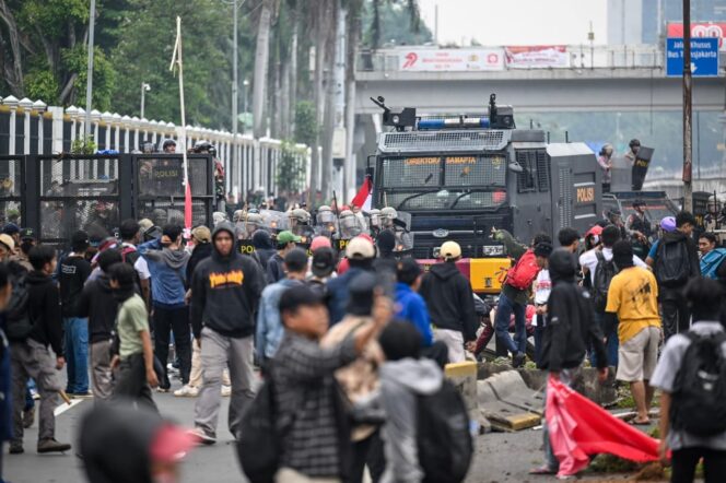 
					Emosi Masyarakat Yang Tak Terbendung Aksi Demo Gedung DPR