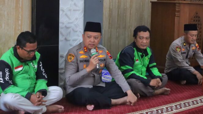 Polres Pekalongan dan Pengemudi Ojol Gelar Salat Gaib Bersama