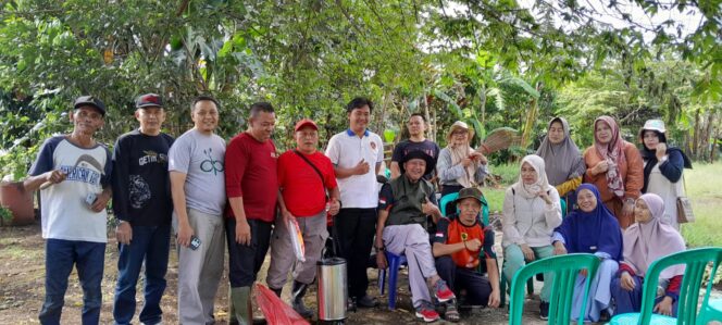
					Pemerintah Desa Ciburuy Gelar Kerja Bakti Bersih-Bersih Lingkungan, Warga Antusias Ikut Serta
