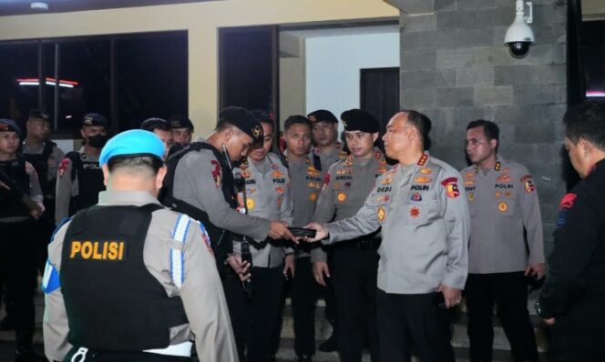 
					Waka Polri Komjen .Pol. Prof. Dedi Prasetyo,SH,M.Hum,M,Si,M,M memimpin penguatan oprasi keamanan dan ketertipan masyarakat