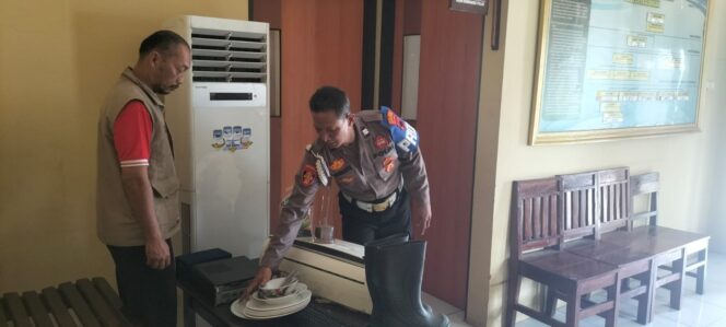 
					Warga Serahkan Barang Hasil Penjarahan Saat Demo DPRD Pekalongan ke Polsek Bojong