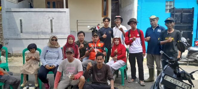 
					Pemerintah Desa Ciburuy Gelar Kerja Bakti Bersih-Bersih Lingkungan, Warga Antusias Ikut Serta