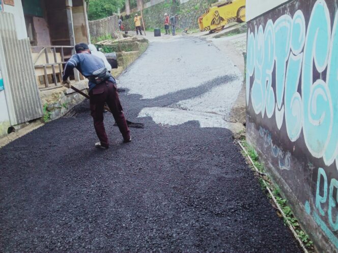 
					Dana Bankeu/Samisade Desa Cilember Digeber untuk Pembangunan TPT dan Pengaspalan Jalan