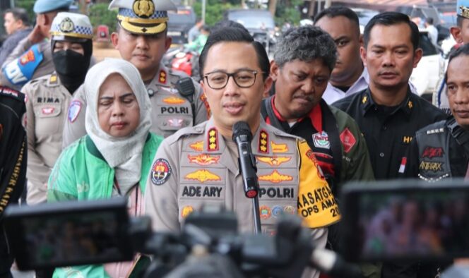 
					Polda Metro Jaya Bagikan Helm dan Sembako untuk Pengemudi Ojek Online