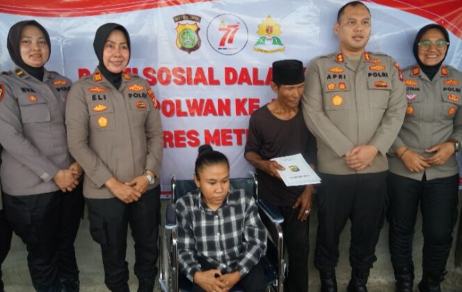 
					Hari Jadi Polwan ke-77: Wakapolres Metro Bekasi Serahkan Kursi Roda untuk Rohati, Penyandang Disabilitas di Tarumajaya
