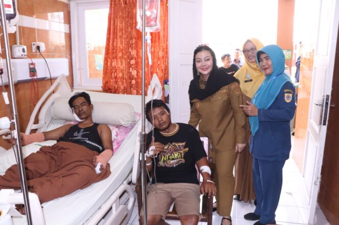 Tingkatkan Layanan Kesehatan, Bupati Brebes Serahkan 3 Armada Darurat .