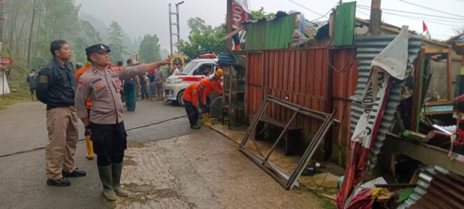 Bencana Alam Pohon Tumbang di Petungkriyono Timpa Rumah Warga dan Sekolah, Petugas Gabungan Gerak Cepat Lakukan Evakuasi
