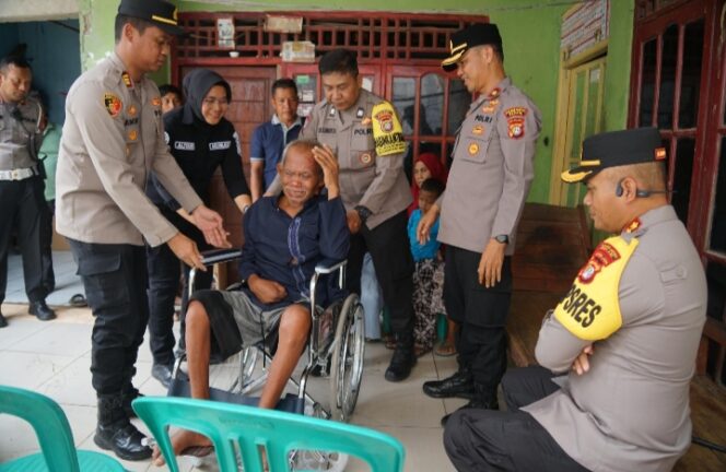 Bakti Kesehatan Polres Metro Bekasi: Kapolrestro Serahkan Kursi Roda untuk Warga Stroke di Cikarang Barat