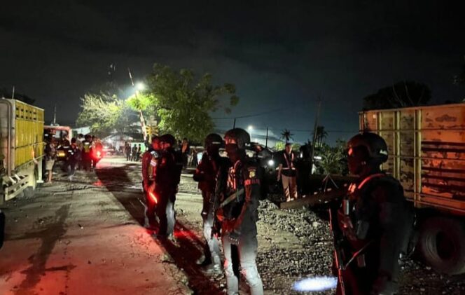*Brimob Polda Metro Jaya Amankan Lokasi Kereta Anjlok di Kedung Waringin, Bekasi*
