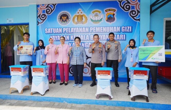 
					Kapolri dan Ketua Komisi IV DPR Tinjau SPPG YKB Polres Karanganyar, Dukung Penuh Program MBG
