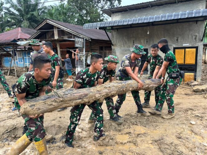 
					Satgas Gulbencal Bantu Evakuasi Warga Korban Banjir di Desa Huta Godang, Kab Tapsel