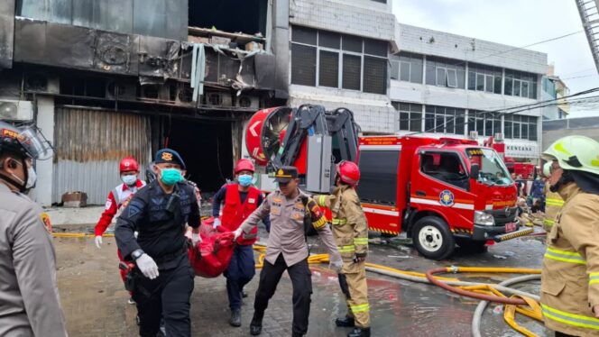 
					Brimob Polda Metro Jaya Gerak Cepat Bantu Evakuasi Korban Kebakaran PT Terra Drone Kemayoran*