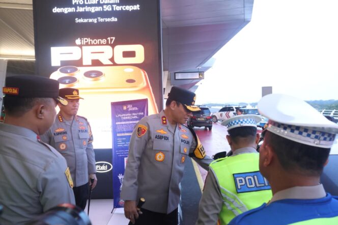 
					Kapolda Metro jaya Irjen Pol Asep Edi Suheri Meninjau Persiapan Nataru diBandara Sukarno Hatta