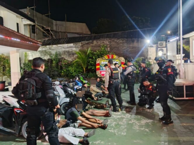 
					Patroli Brimob Batalyon B Pelopor Bubarkan Aksi Balap Liar di Duren Sawit, Warga Amankan Remaja dan BBM