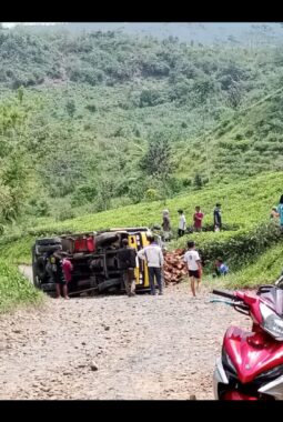 Kecelakaan Tunggal Truk Pengangkut Kayu Terjadi di Ciguha, Tidak Ada Korban Jiwa