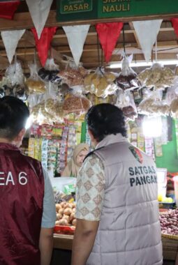 Menjelang Lebaran Tim Satgas Saber Pangan Polres Jakarta Barat Cek Harga Dan Ketersediaan Pangan di Pasar Tomang Barat