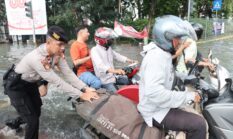 Aksi Humanis Personel Samapta Polres Jakbar Gotong Royong Bantu Pengendara Yang Terjebak Banjir di Jalan Panjang Kedoya Kebon Jeruk