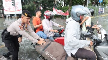 Aksi Humanis Personel Samapta Polres Jakbar Gotong Royong Bantu Pengendara Yang Terjebak Banjir di Jalan Panjang Kedoya Kebon Jeruk