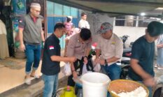 Paguyuban Cipelang Herang Berbagi Takjil di Depan Pasar Cihideung kecamatan Cijeruk, Bogor .Jawa barat.Dukung Pedagang Lokal di Bulan Ramadhan