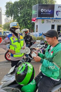 Sebaran Erupsi Letusan Abu Vulkanik Gunung Krakatau, Ditlantas Polda Metro Bagikan 20.000 Masker Kepada Ojol dan Masyarakat 