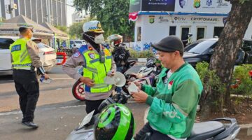Sebaran Erupsi Letusan Abu Vulkanik Gunung Krakatau, Ditlantas Polda Metro Bagikan 20.000 Masker Kepada Ojol dan Masyarakat 